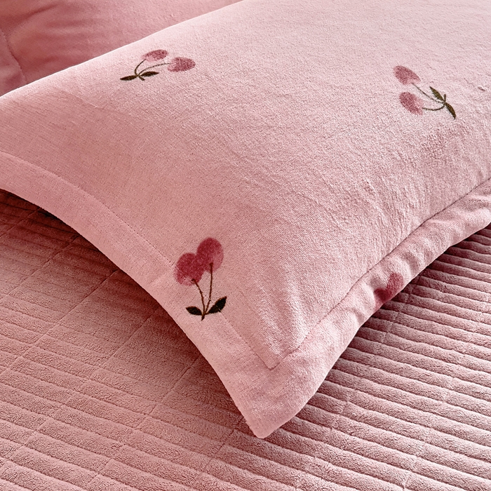 91家纺网 家纺一手货源 找家纺 找底底家纺 2025新款加厚床盖款双面绒A类印花款牛奶绒四件套（日销50单客户，在优惠5元） 小樱桃