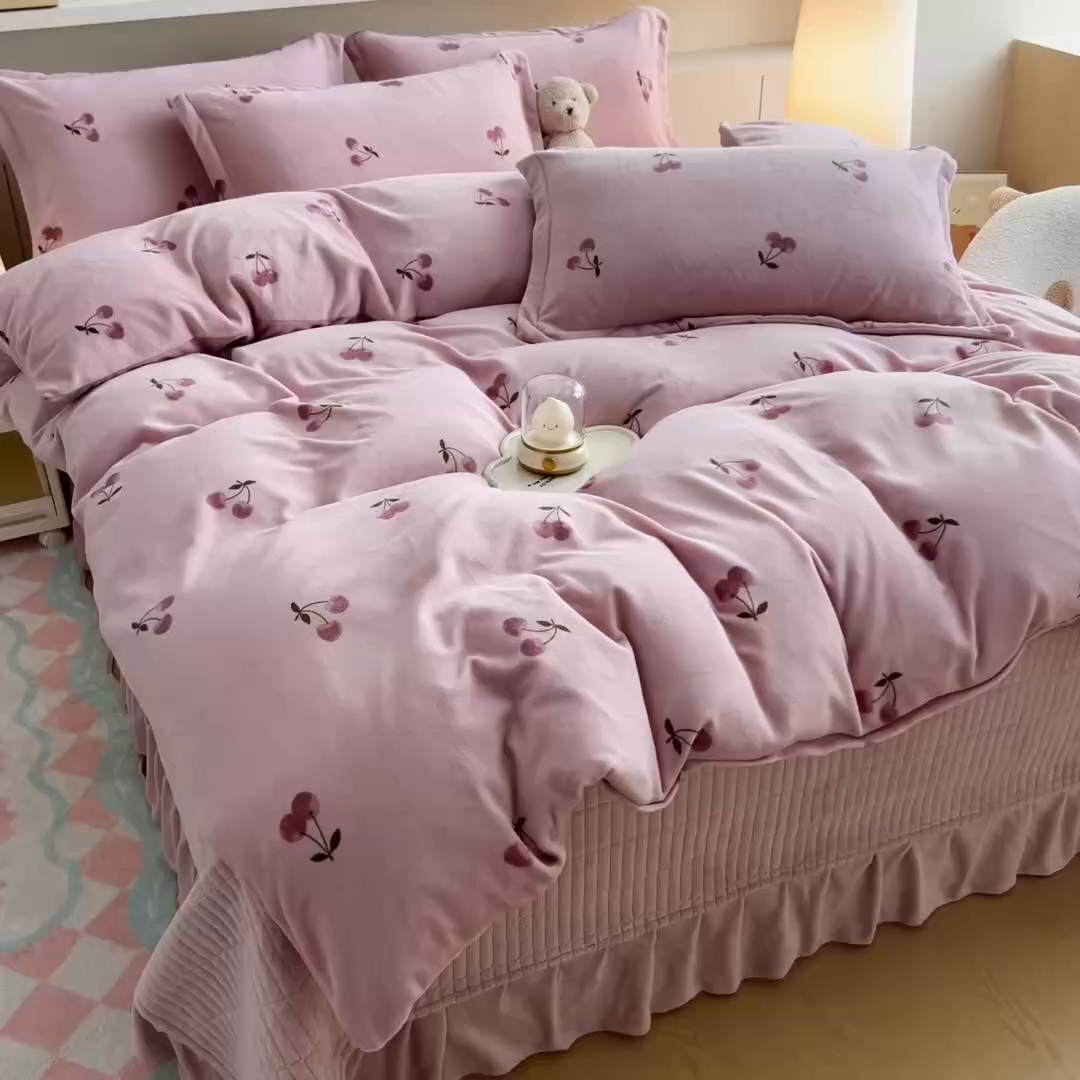 91家纺网 家纺一手货源 找家纺 找底底家纺 2025新款加厚床盖款双面绒A类印花款牛奶绒四件套（日销50单客户，在优惠5元） 小樱桃