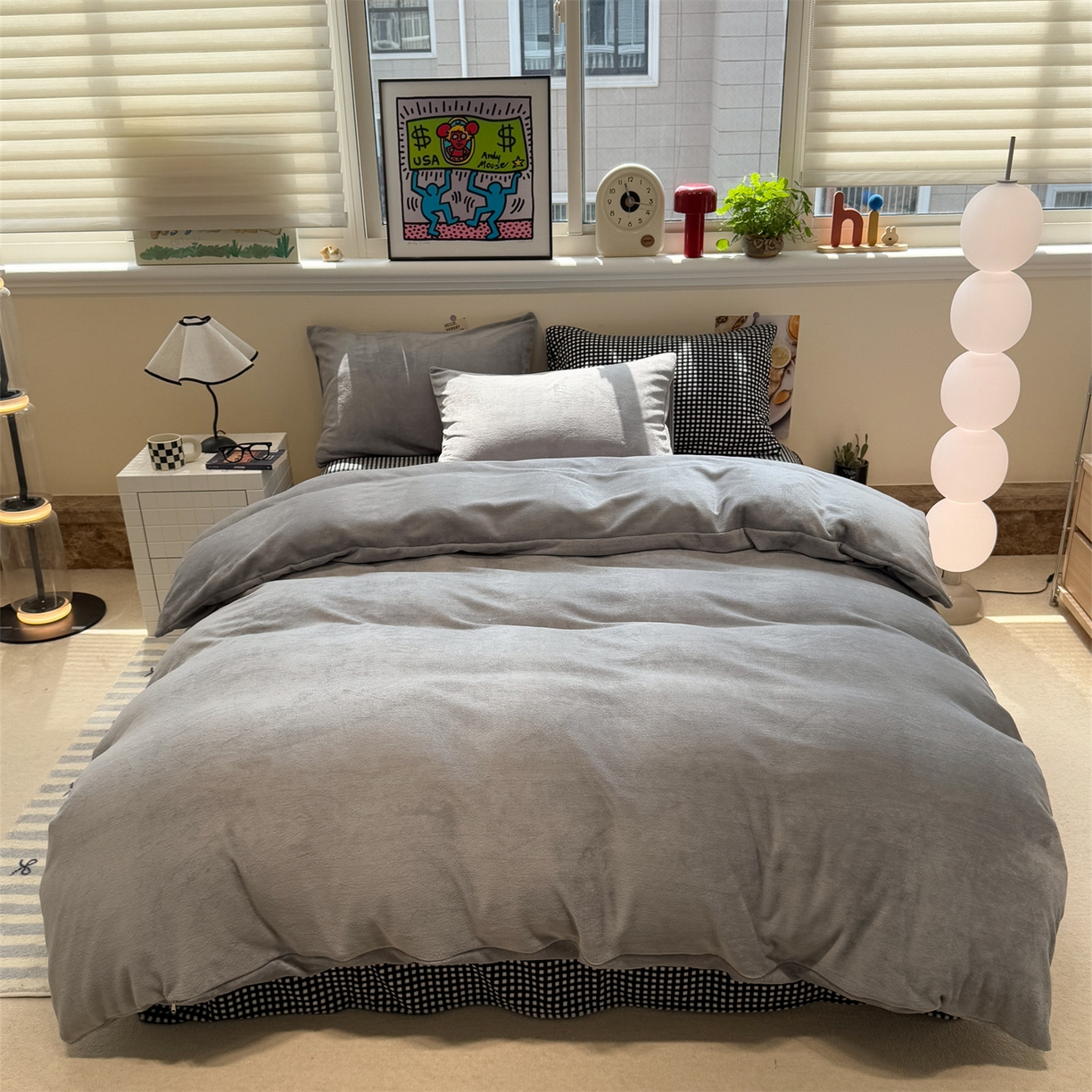 91家纺网 家纺一手货源 找家纺 857家居 2025新款牛奶绒纯色拼格子四件套 灰色格调