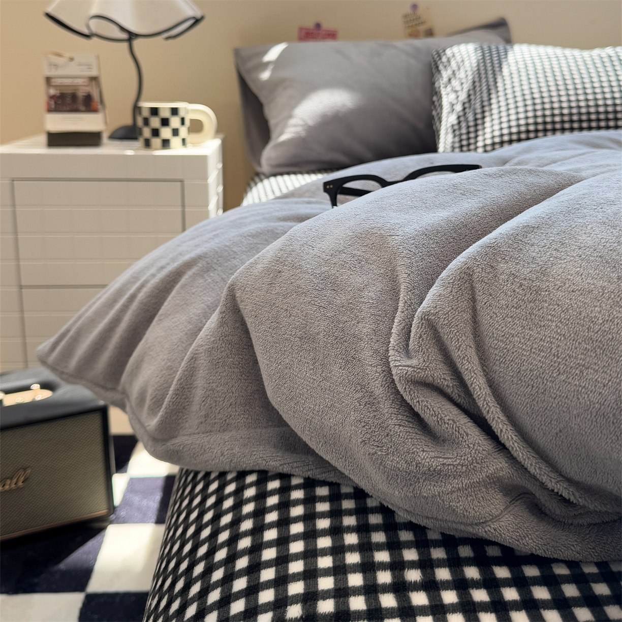 91家纺网 家纺一手货源 找家纺 857家居 2025新款牛奶绒纯色拼格子四件套 灰色格调