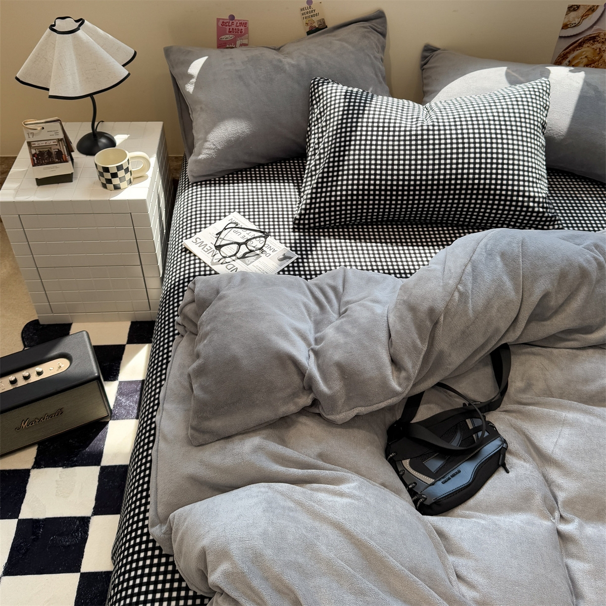 91家纺网 家纺一手货源 找家纺 857家居 2025新款牛奶绒纯色拼格子四件套 灰色格调