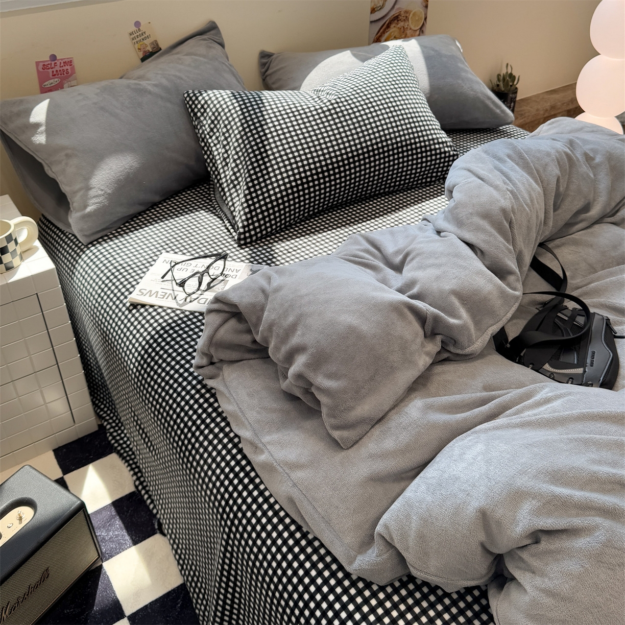 91家纺网 家纺一手货源 找家纺 857家居 2025新款牛奶绒纯色拼格子四件套 灰色格调