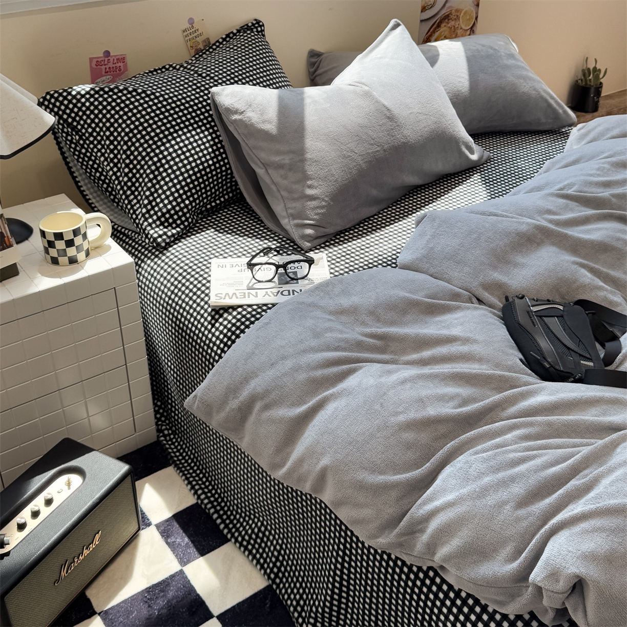 91家纺网 家纺一手货源 找家纺 857家居 2025新款牛奶绒纯色拼格子四件套 灰色格调