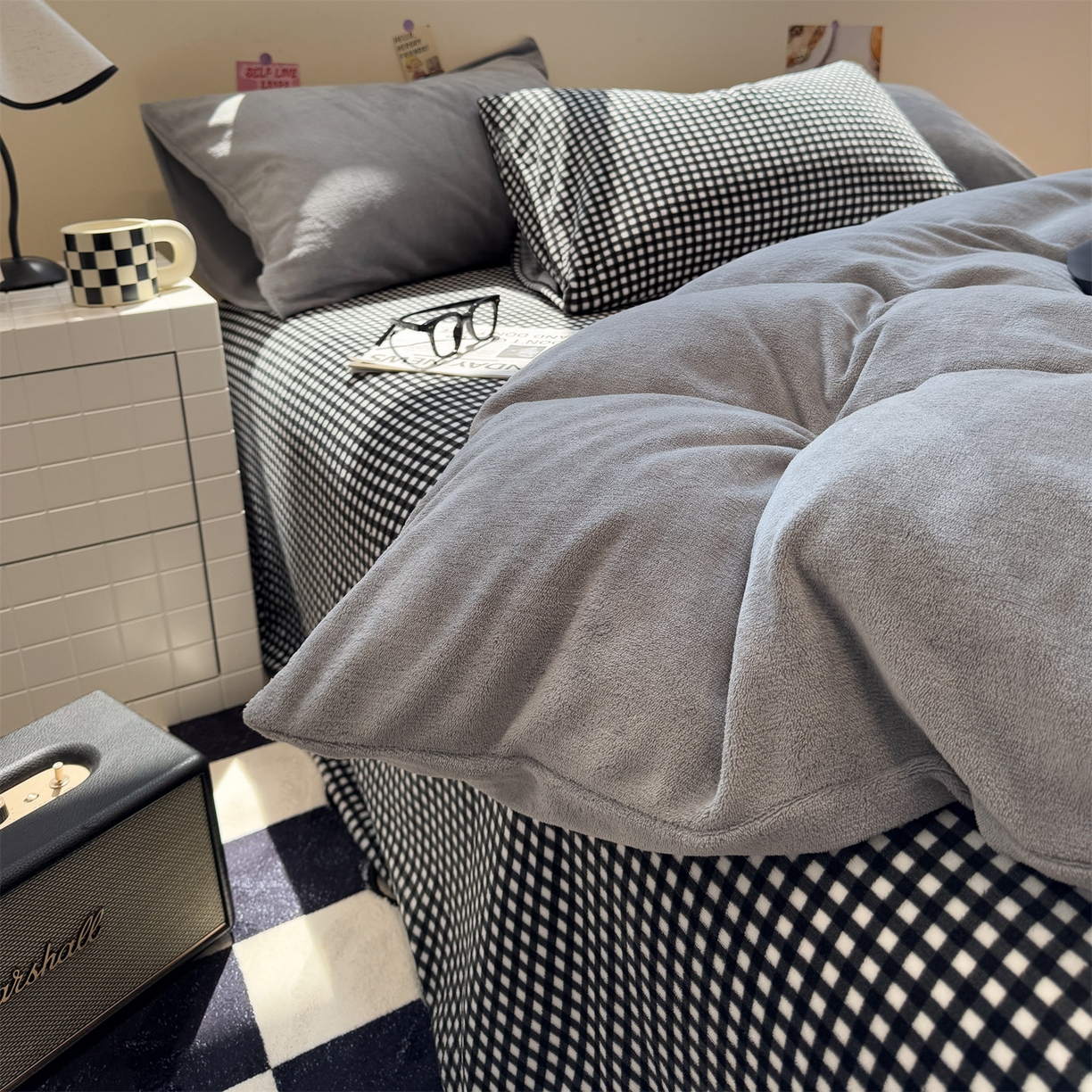 91家纺网 家纺一手货源 找家纺 857家居 2025新款牛奶绒纯色拼格子四件套 灰色格调