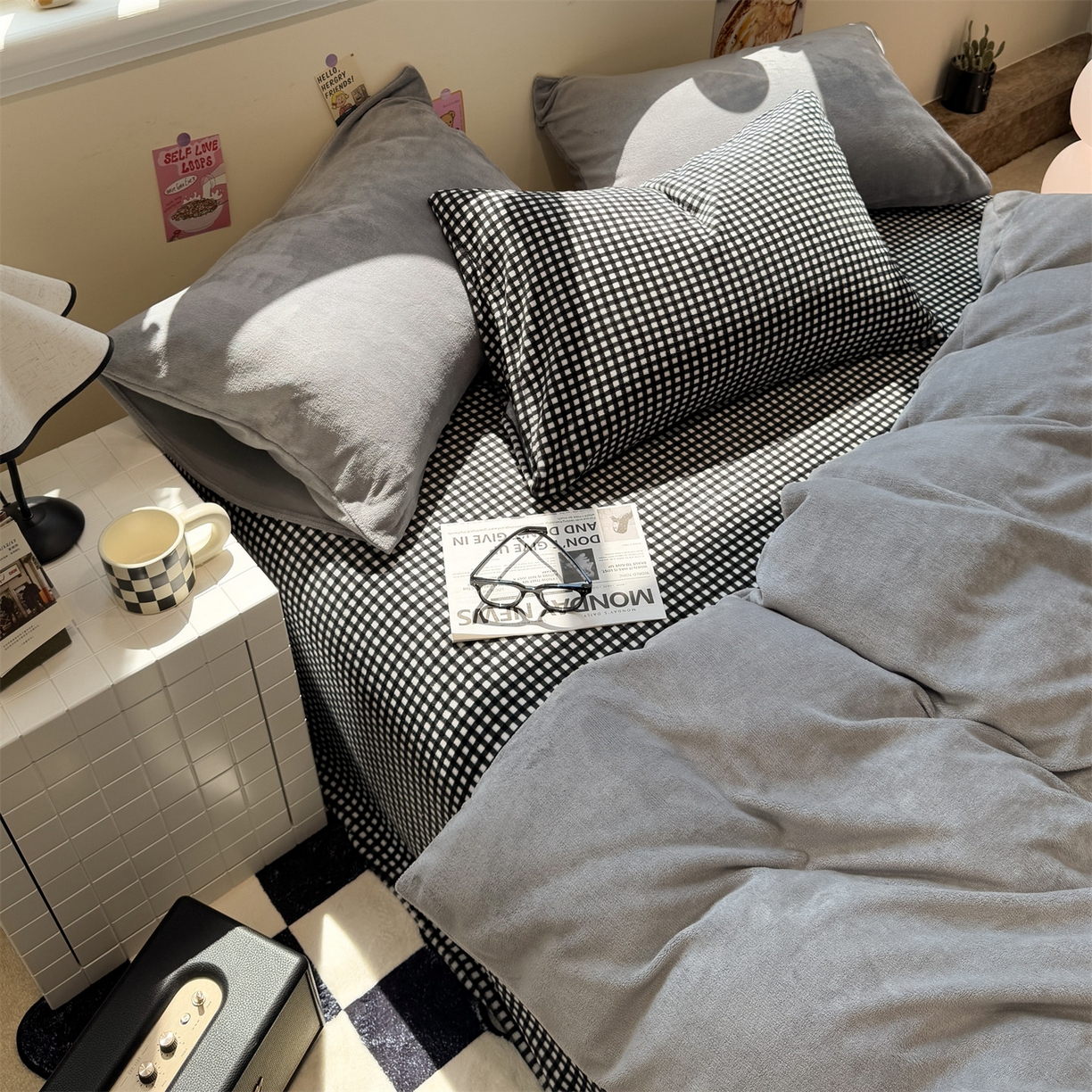 91家纺网 家纺一手货源 找家纺 857家居 2025新款牛奶绒纯色拼格子四件套 灰色格调