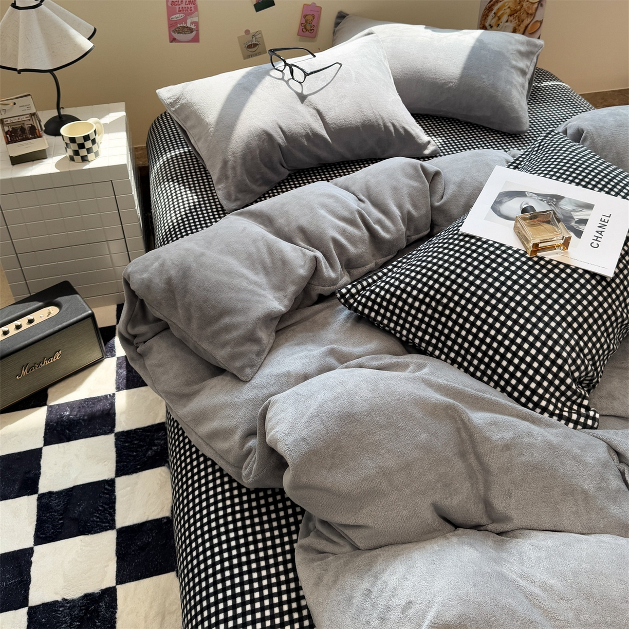 91家纺网 家纺一手货源 找家纺 857家居 2025新款牛奶绒纯色拼格子四件套 灰色格调