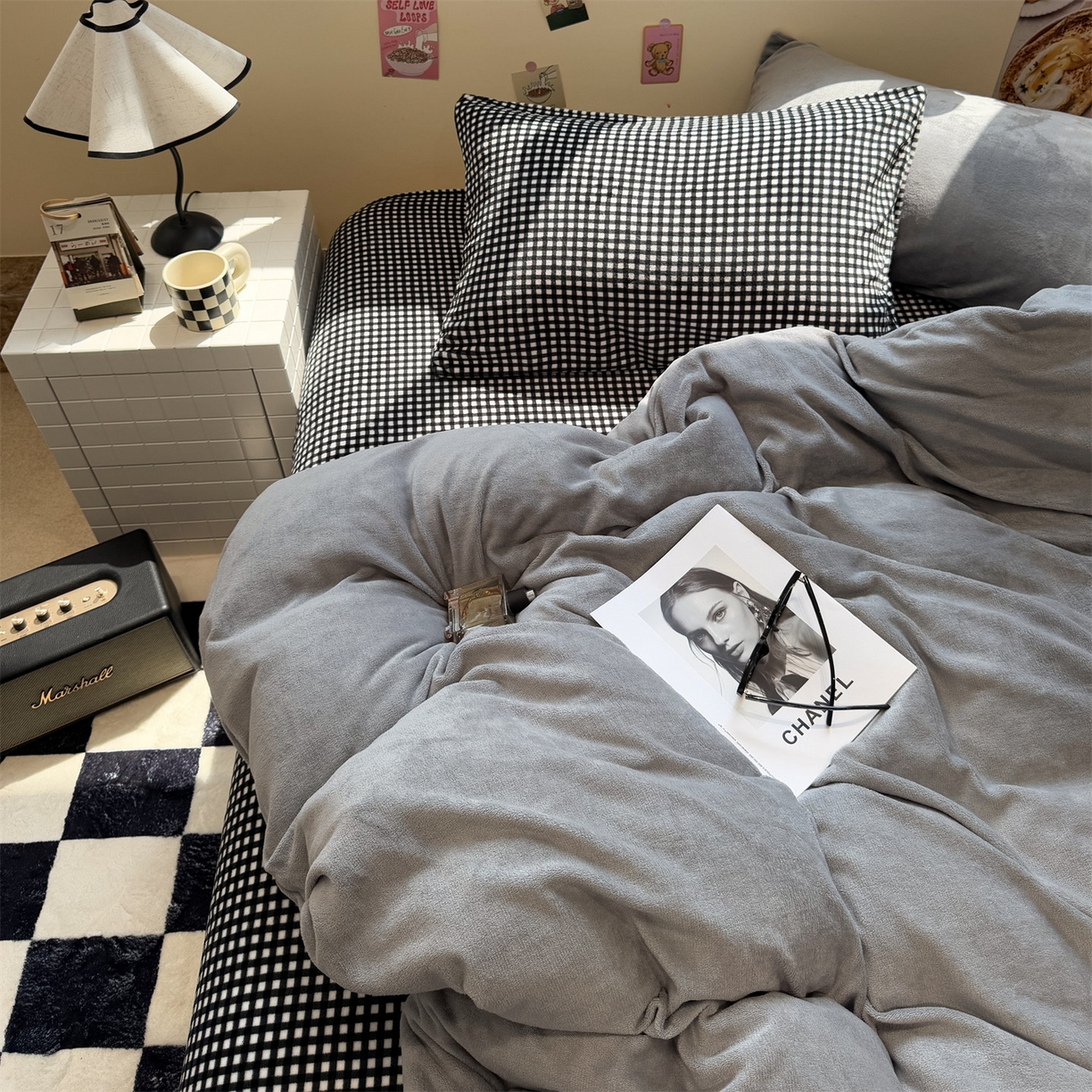 91家纺网 家纺一手货源 找家纺 857家居 2025新款牛奶绒纯色拼格子四件套 灰色格调