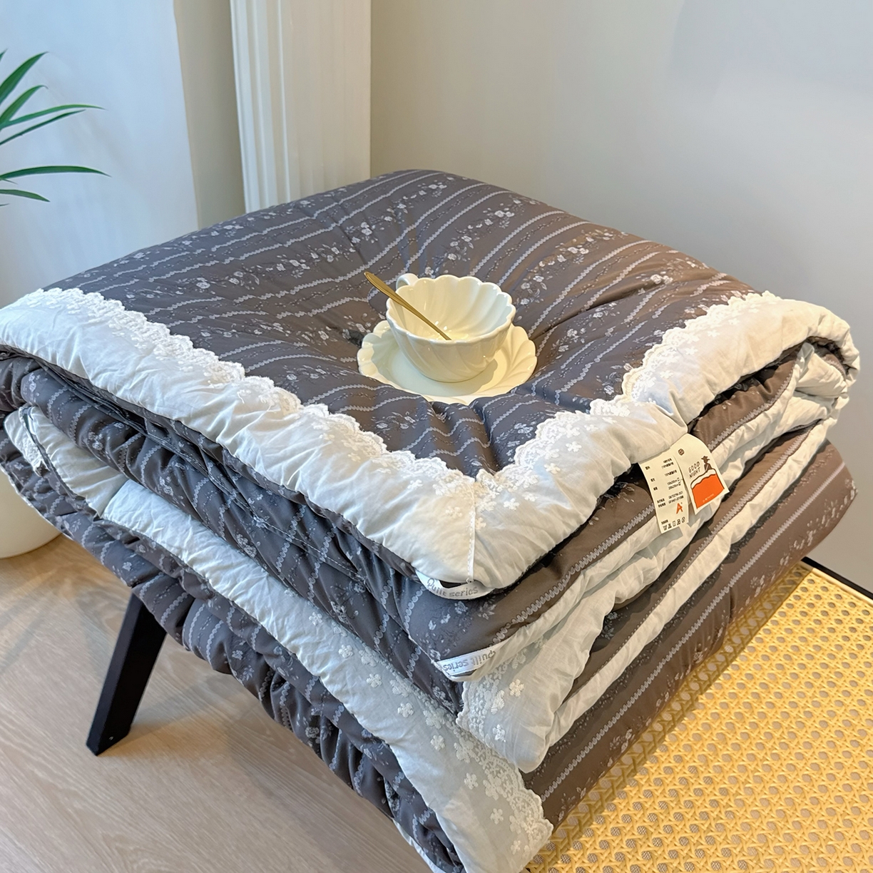 91家纺网 家纺一手货源 找家纺 兜米家居 2025新款法式全棉花边针织春秋被四季被子被芯 静谧