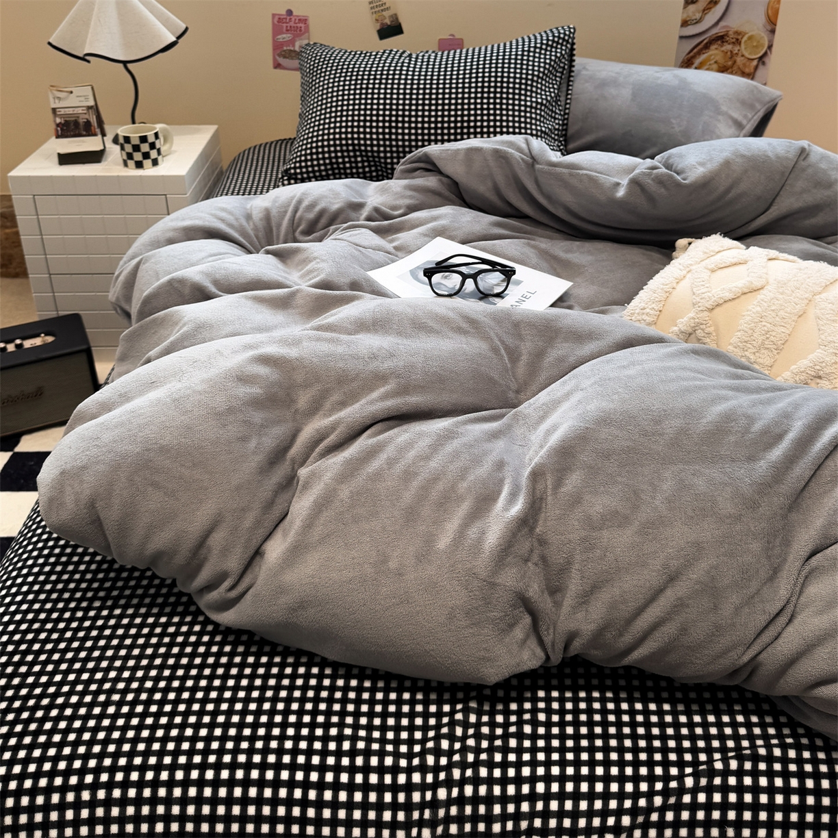 91家纺网 家纺一手货源 找家纺 857家居 2025新款牛奶绒纯色拼格子四件套 灰色格调