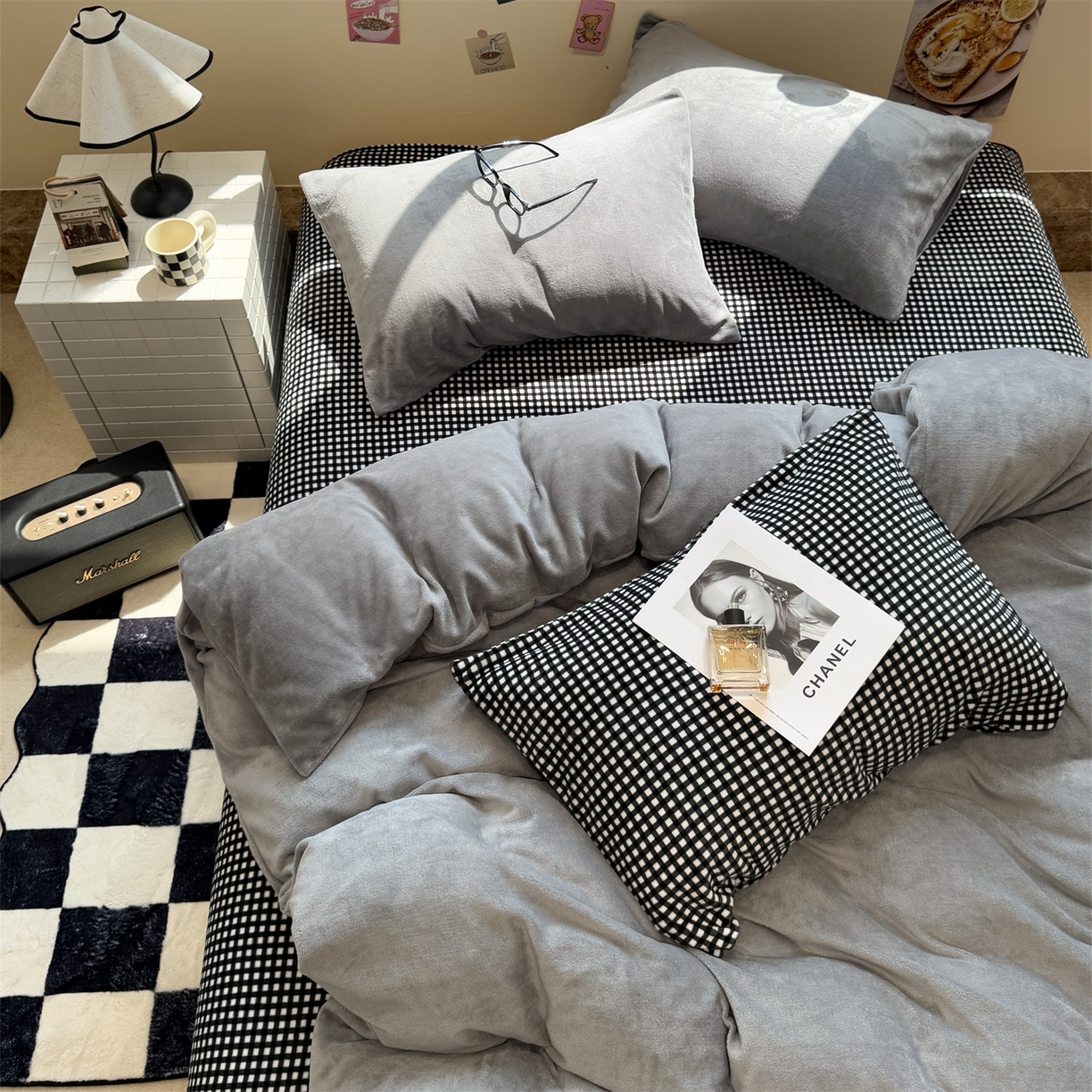 91家纺网 家纺一手货源 找家纺 857家居 2025新款牛奶绒纯色拼格子四件套 灰色格调