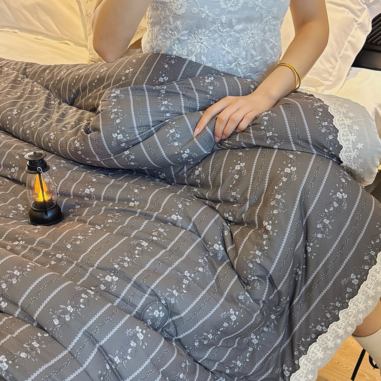 91家纺网 家纺一手货源 找家纺 兜米家居 2025新款法式全棉花边针织春秋被四季被子被芯 静谧