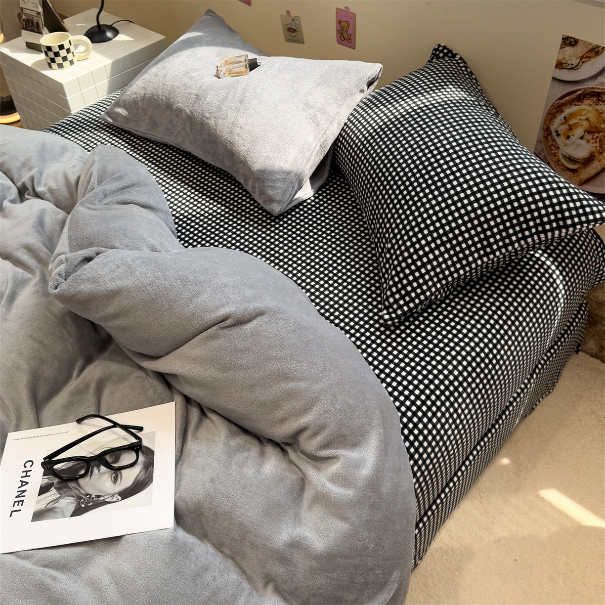91家纺网 家纺一手货源 找家纺 857家居 2025新款牛奶绒纯色拼格子四件套 灰色格调
