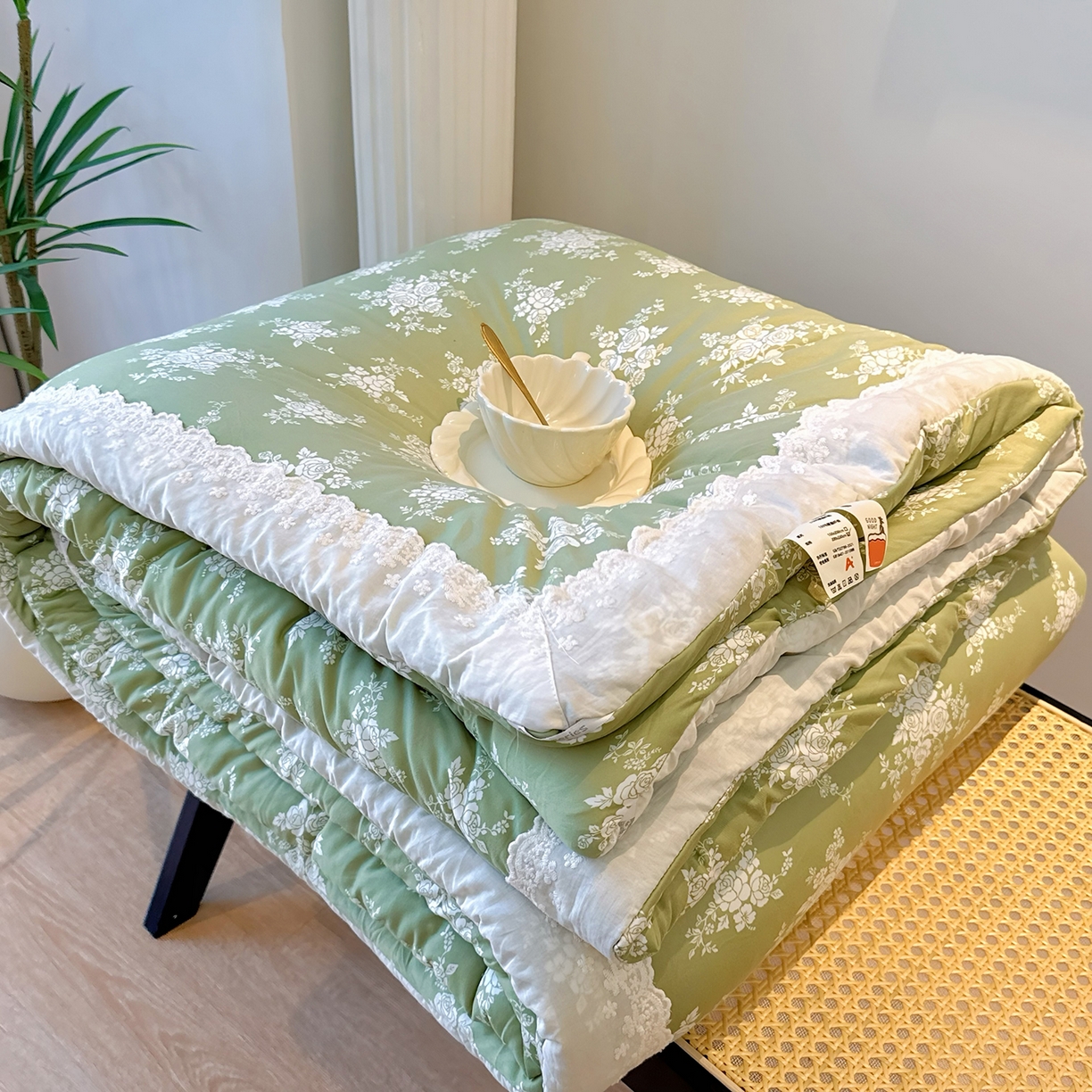 91家纺网 家纺一手货源 找家纺 兜米家居 2025新款法式全棉花边针织春秋被四季被子被芯 玫瑰花语