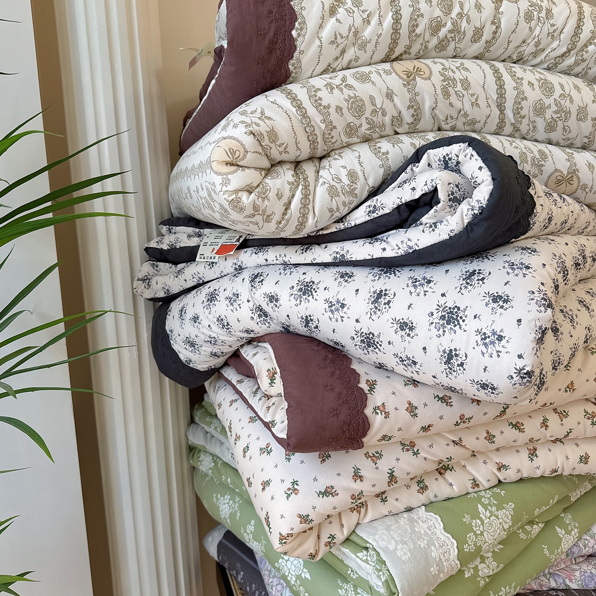 91家纺网 家纺一手货源 找家纺 兜米家居 2025新款法式全棉花边针织春秋被四季被子被芯 花仙子