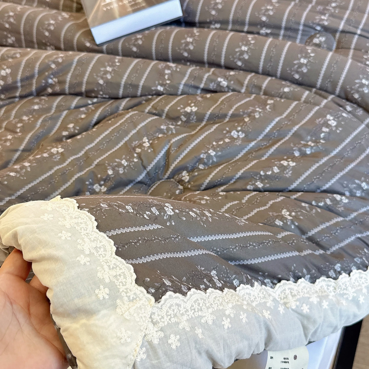 91家纺网 家纺一手货源 找家纺 兜米家居 2025新款法式全棉花边针织春秋被四季被子被芯 静谧