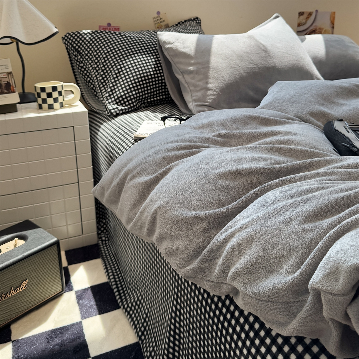 91家纺网 家纺一手货源 找家纺 857家居 2025新款牛奶绒纯色拼格子四件套 灰色格调