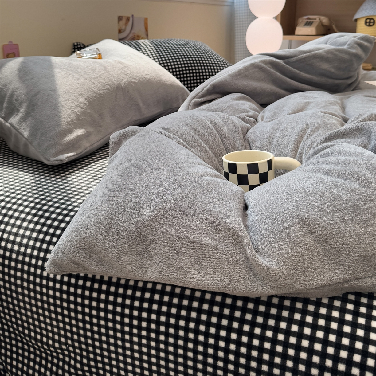 91家纺网 家纺一手货源 找家纺 857家居 2025新款牛奶绒纯色拼格子四件套 灰色格调