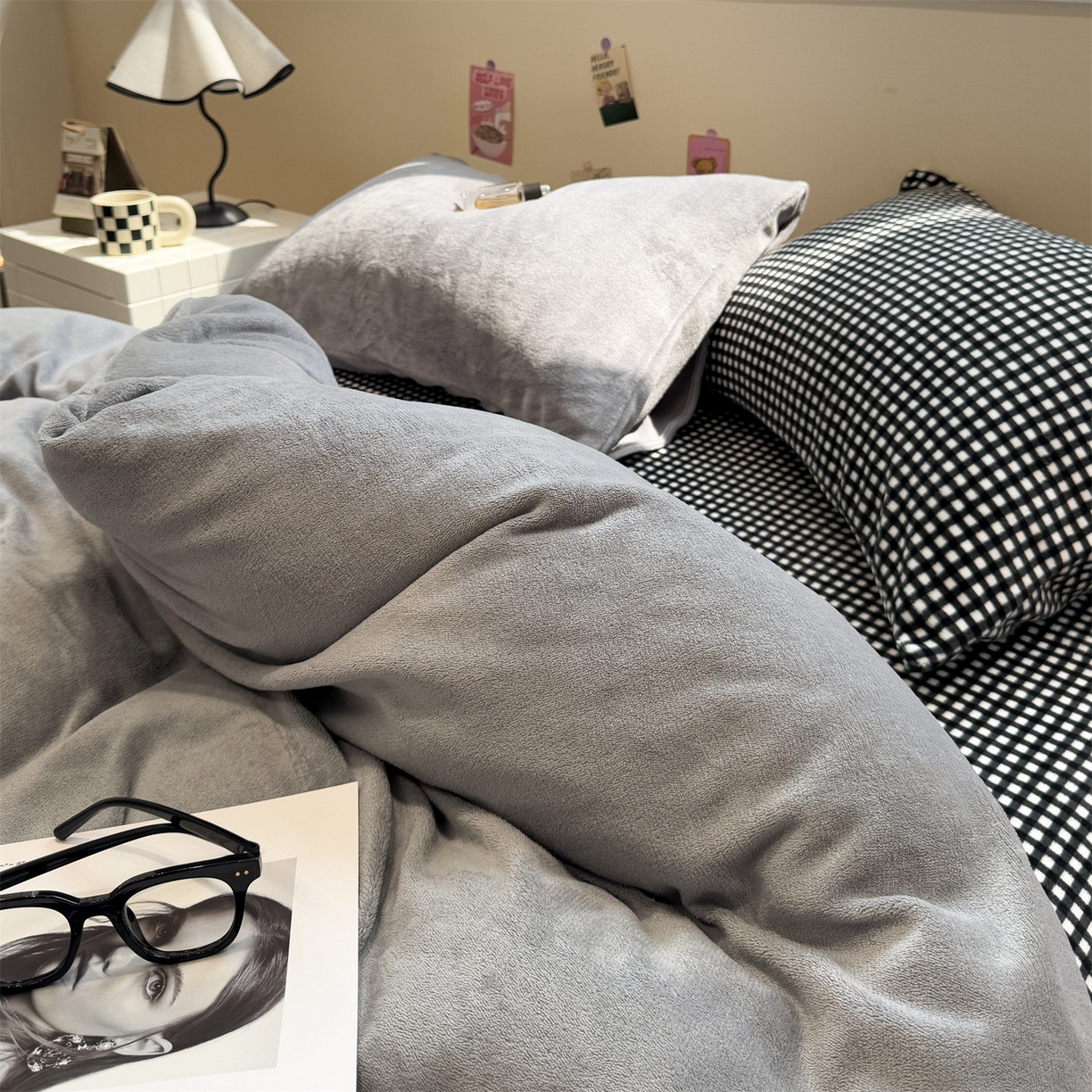 91家纺网 家纺一手货源 找家纺 857家居 2025新款牛奶绒纯色拼格子四件套 灰色格调