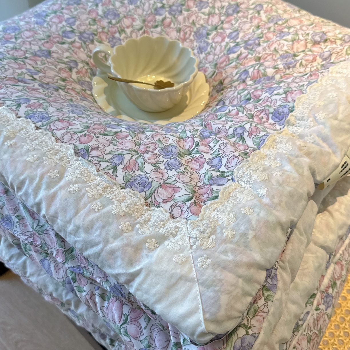 91家纺网 家纺一手货源 找家纺 兜米家居 2025新款法式全棉花边针织春秋被四季被子被芯 花仙子