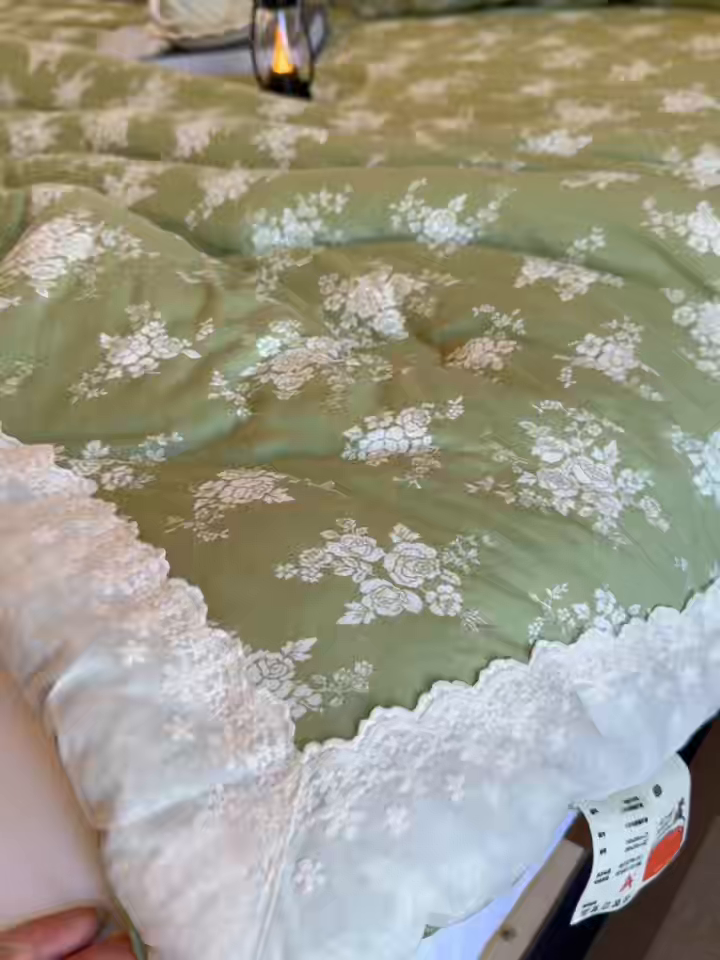 91家纺网 家纺一手货源 找家纺 兜米家居 2025新款法式全棉花边针织春秋被四季被子被芯 玫瑰花语