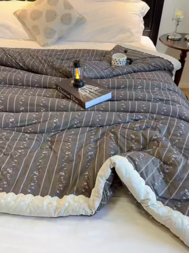 91家纺网 家纺一手货源 找家纺 兜米家居 2025新款法式全棉花边针织春秋被四季被子被芯 静谧