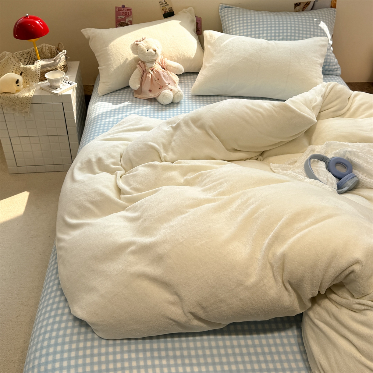 91家纺网 家纺一手货源 找家纺 857家居 2025新款牛奶绒纯色拼格子四件套 初雪邂逅