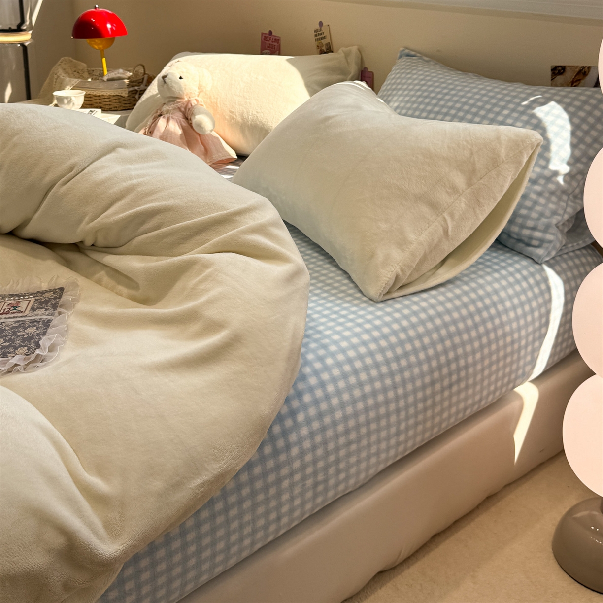 91家纺网 家纺一手货源 找家纺 857家居 2025新款牛奶绒纯色拼格子四件套 初雪邂逅