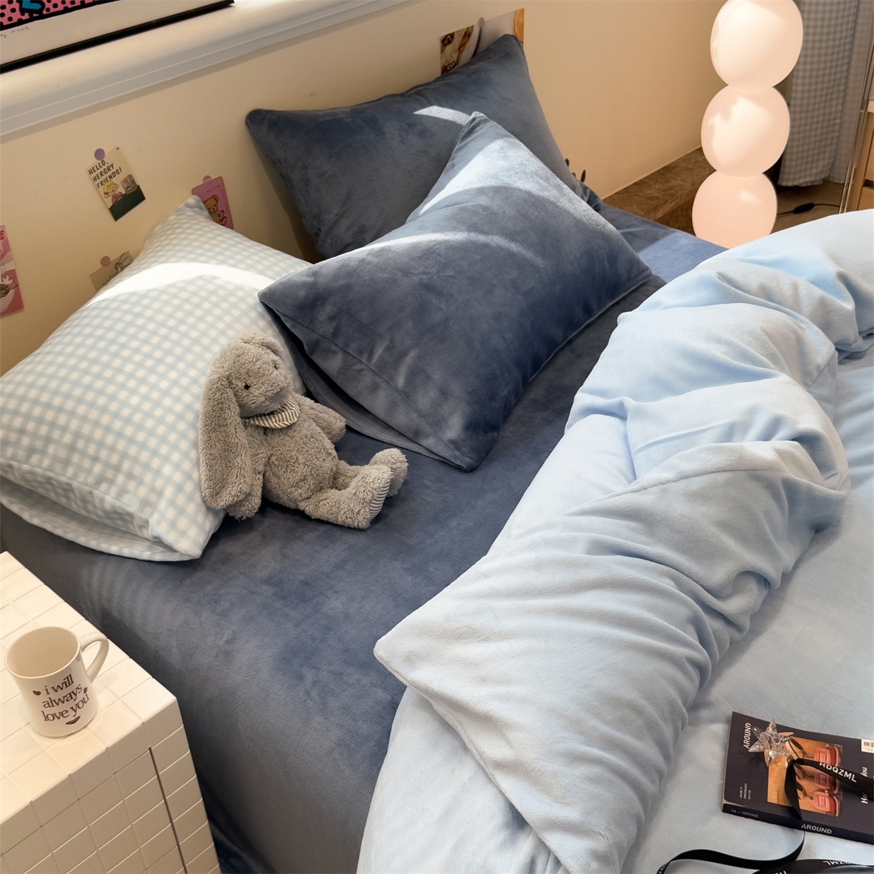 91家纺网 家纺一手货源 找家纺 857家居 2025新款牛奶绒纯色拼格子四件套 蓝调生活