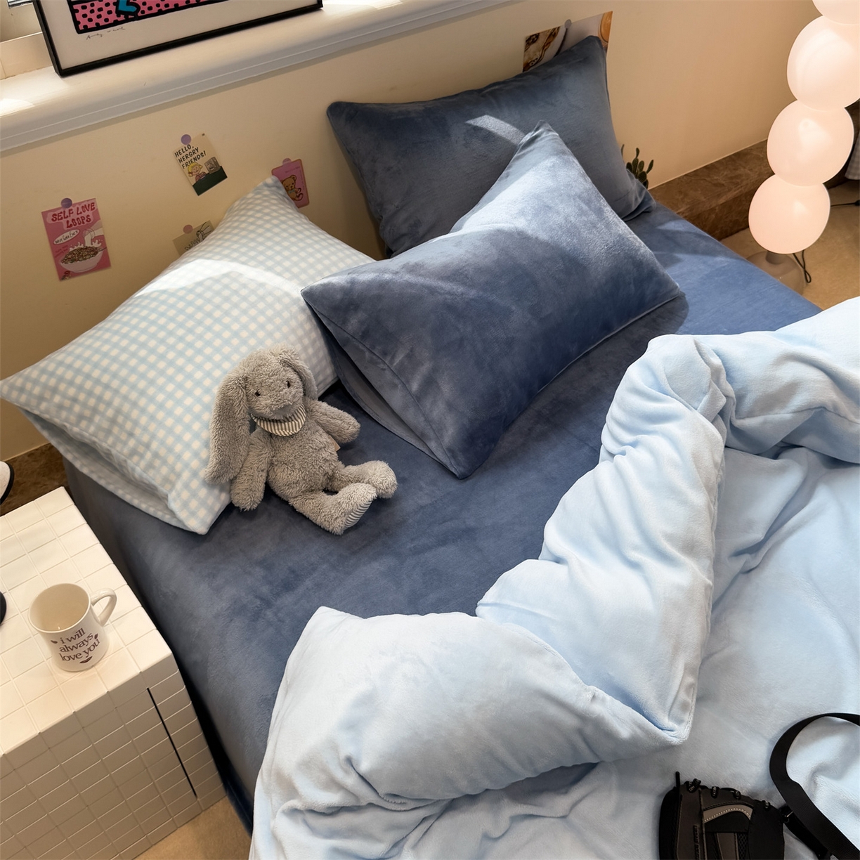 91家纺网 家纺一手货源 找家纺 857家居 2025新款牛奶绒纯色拼格子四件套 蓝调生活