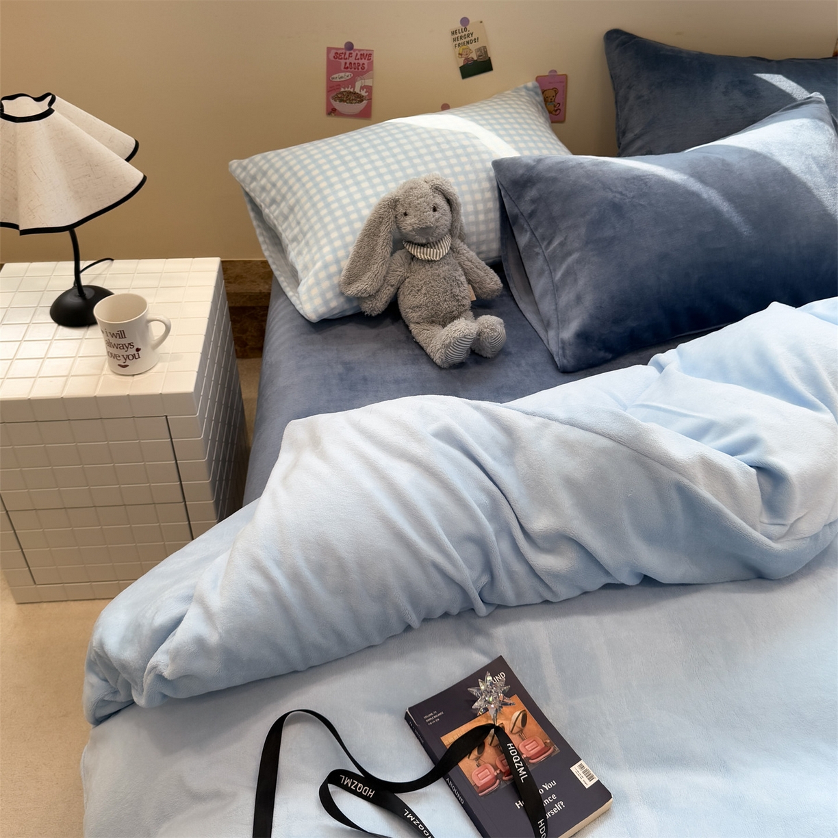 91家纺网 家纺一手货源 找家纺 857家居 2025新款牛奶绒纯色拼格子四件套 蓝调生活