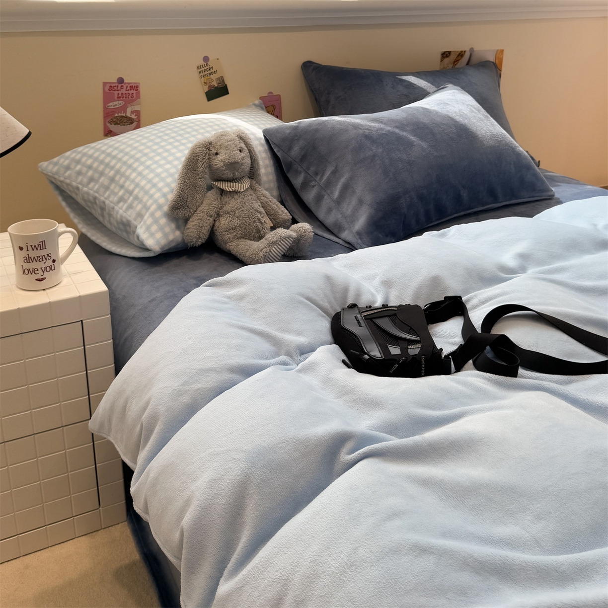 91家纺网 家纺一手货源 找家纺 857家居 2025新款牛奶绒纯色拼格子四件套 蓝调生活