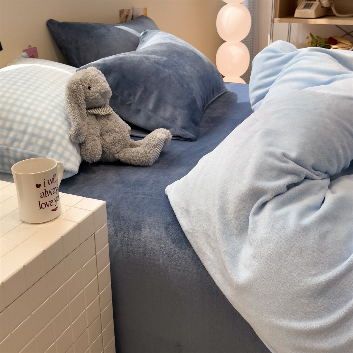 91家纺网 家纺一手货源 找家纺 857家居 2025新款牛奶绒纯色拼格子四件套 蓝调生活