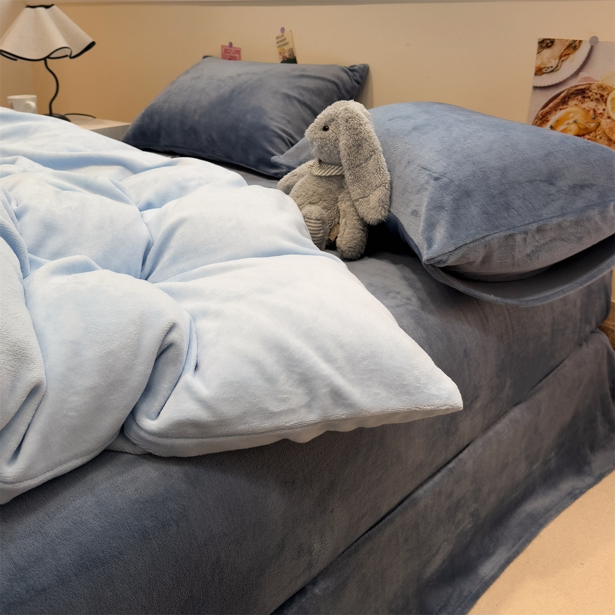 91家纺网 家纺一手货源 找家纺 857家居 2025新款牛奶绒纯色拼格子四件套 蓝调生活