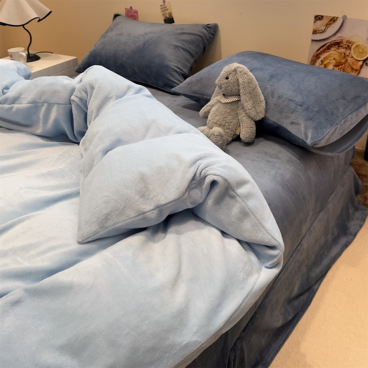 91家纺网 家纺一手货源 找家纺 857家居 2025新款牛奶绒纯色拼格子四件套 蓝调生活