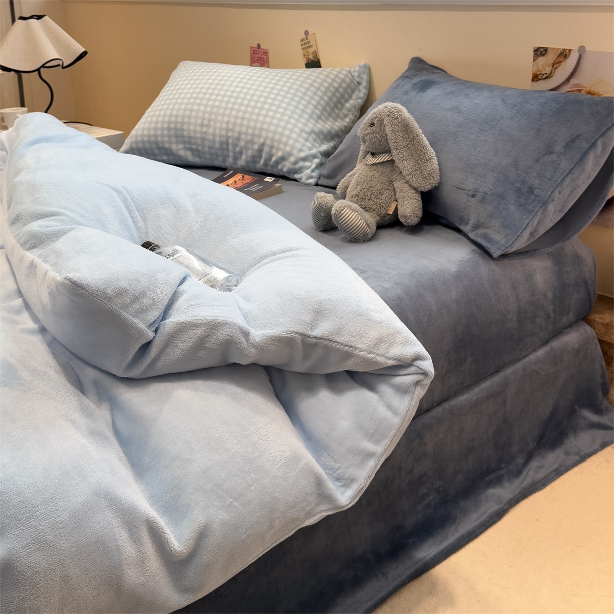 91家纺网 家纺一手货源 找家纺 857家居 2025新款牛奶绒纯色拼格子四件套 蓝调生活