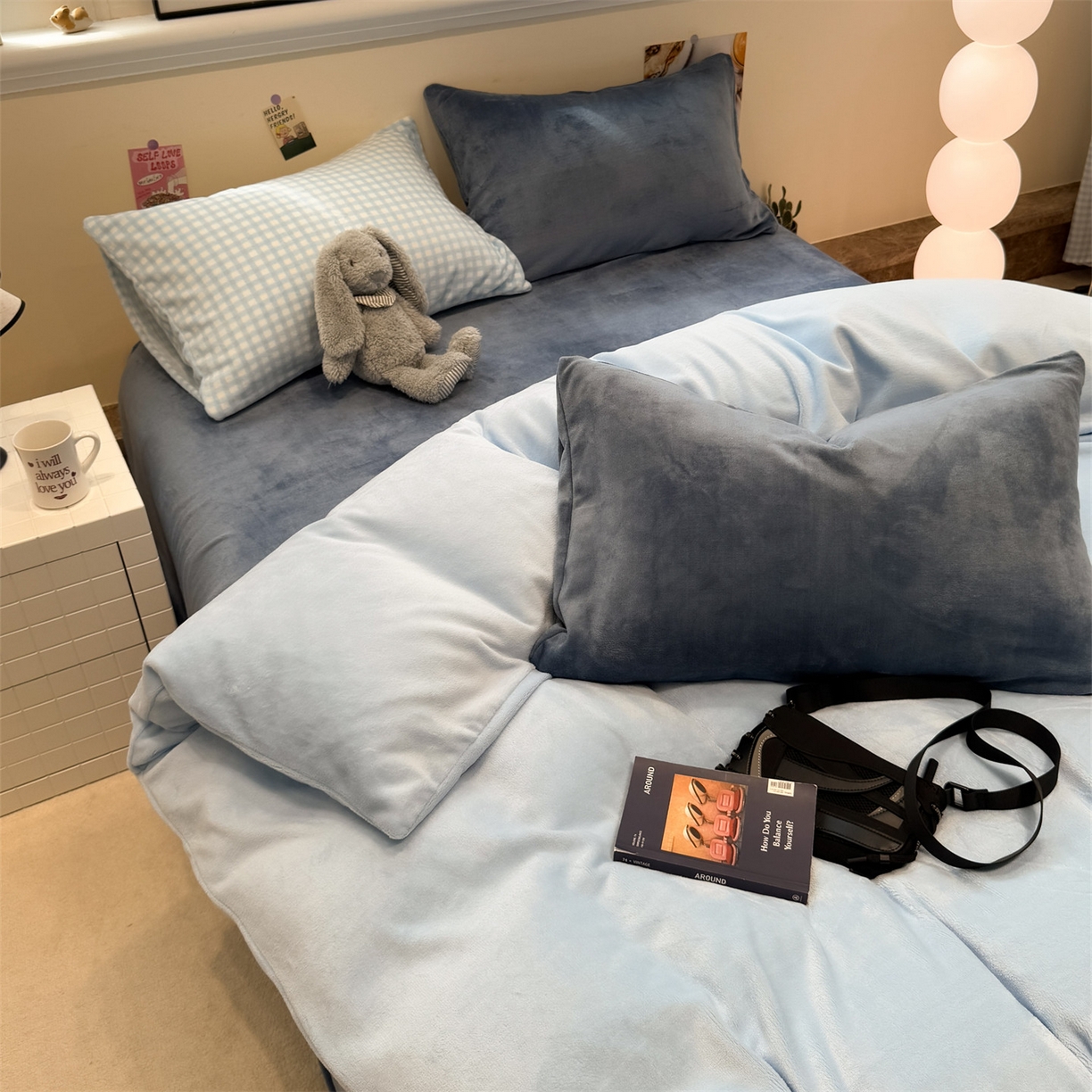 91家纺网 家纺一手货源 找家纺 857家居 2025新款牛奶绒纯色拼格子四件套 蓝调生活