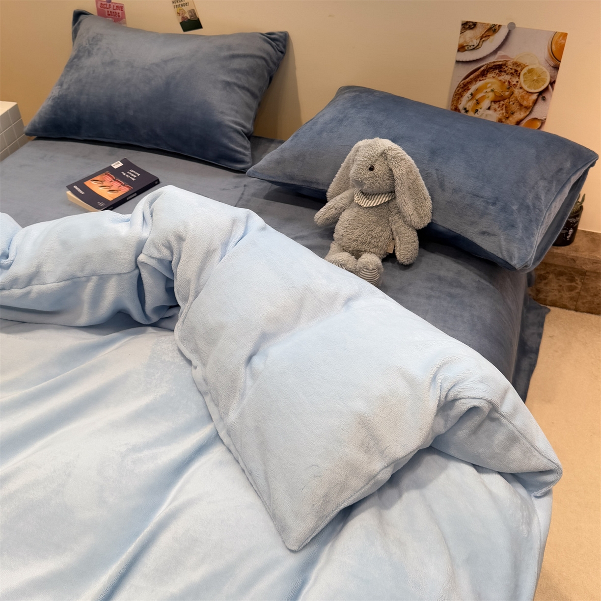 91家纺网 家纺一手货源 找家纺 857家居 2025新款牛奶绒纯色拼格子四件套 蓝调生活