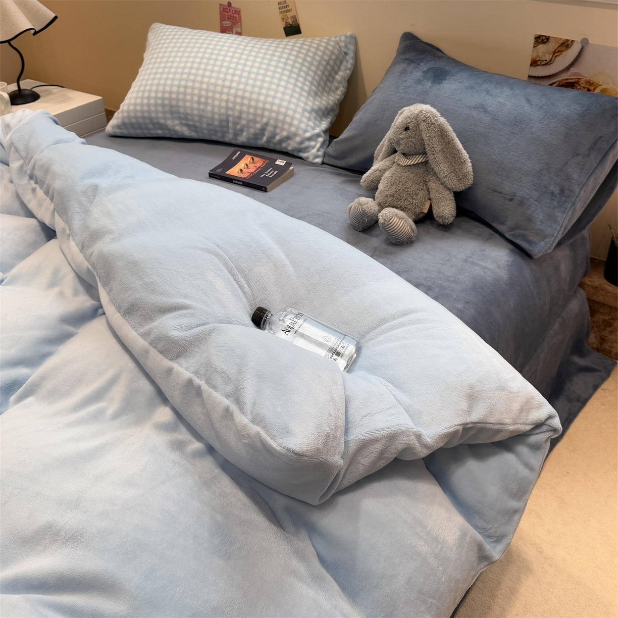 91家纺网 家纺一手货源 找家纺 857家居 2025新款牛奶绒纯色拼格子四件套 蓝调生活