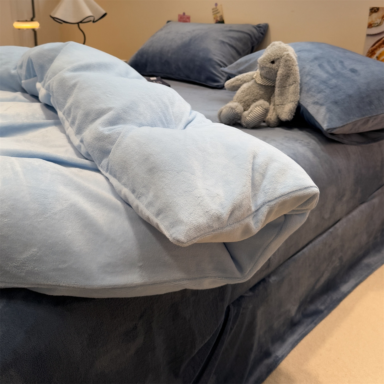 91家纺网 家纺一手货源 找家纺 857家居 2025新款牛奶绒纯色拼格子四件套 蓝调生活