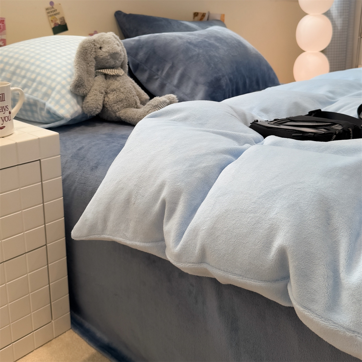 91家纺网 家纺一手货源 找家纺 857家居 2025新款牛奶绒纯色拼格子四件套 蓝调生活