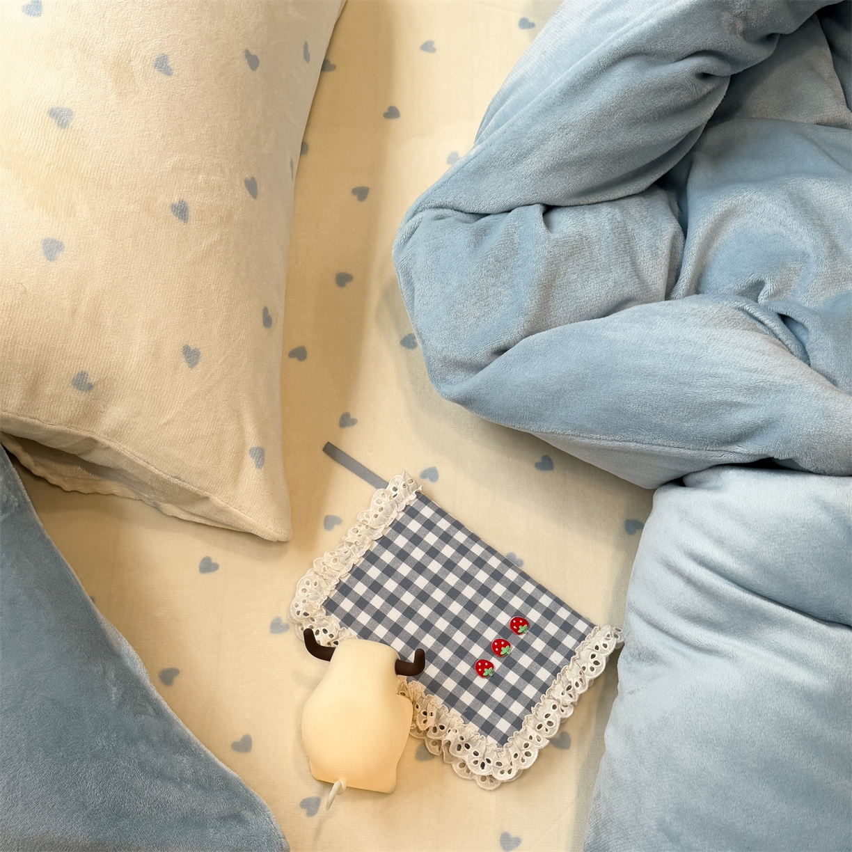 91家纺网 家纺一手货源 找家纺 857家居 2025新款牛奶绒纯色拼格子四件套 奶酪云朵