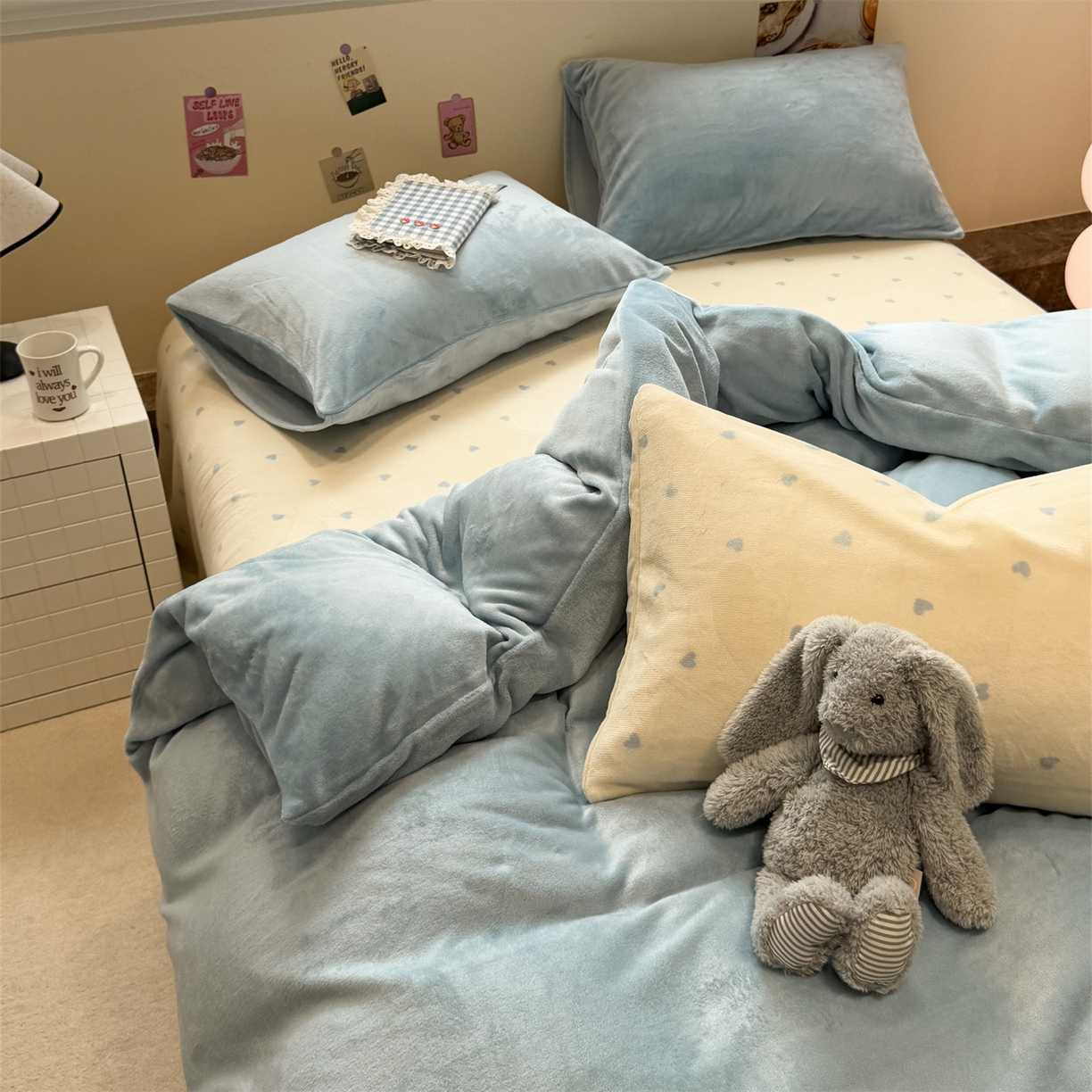 91家纺网 家纺一手货源 找家纺 857家居 2025新款牛奶绒纯色拼格子四件套 奶酪云朵