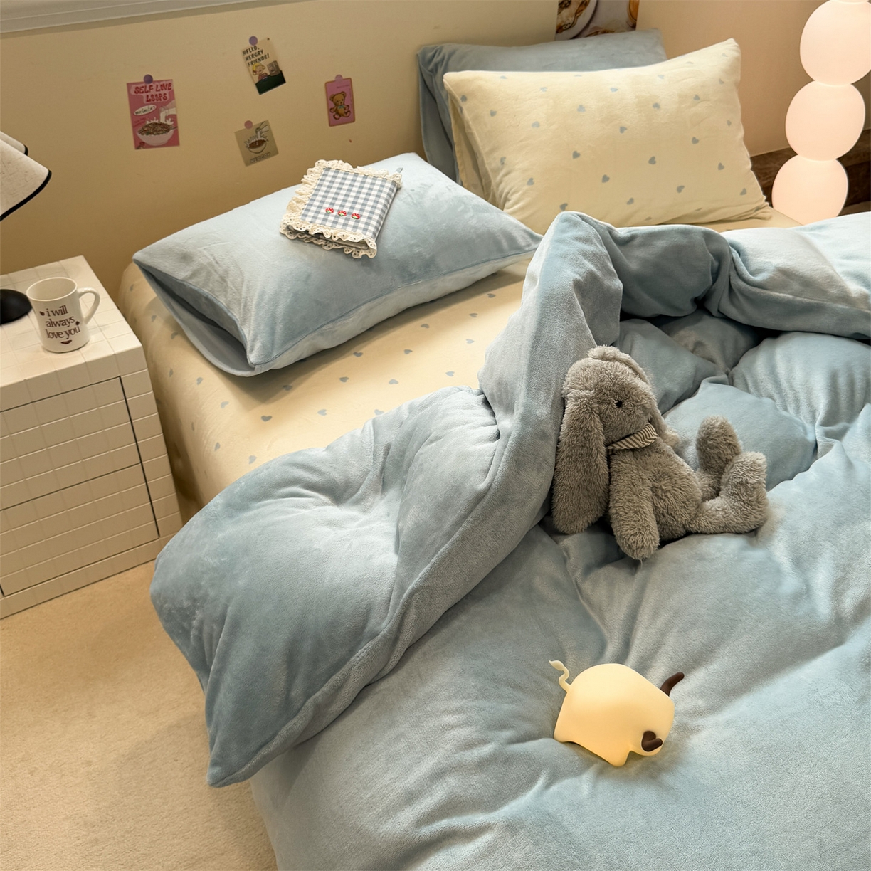 91家纺网 家纺一手货源 找家纺 857家居 2025新款牛奶绒纯色拼格子四件套 奶酪云朵