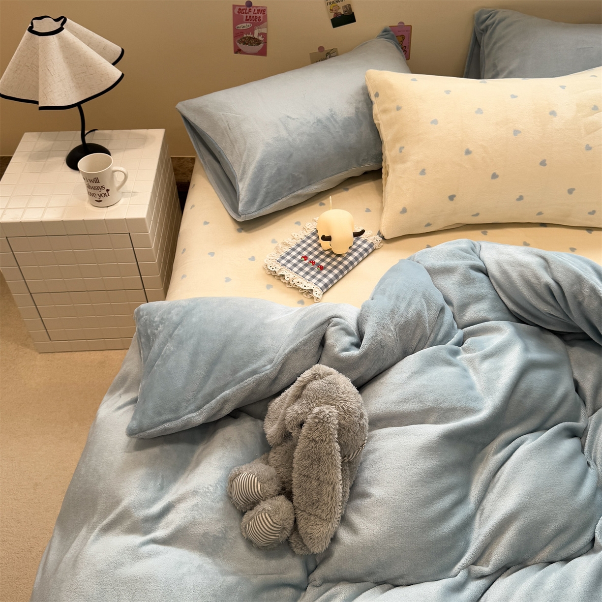 91家纺网 家纺一手货源 找家纺 857家居 2025新款牛奶绒纯色拼格子四件套 奶酪云朵