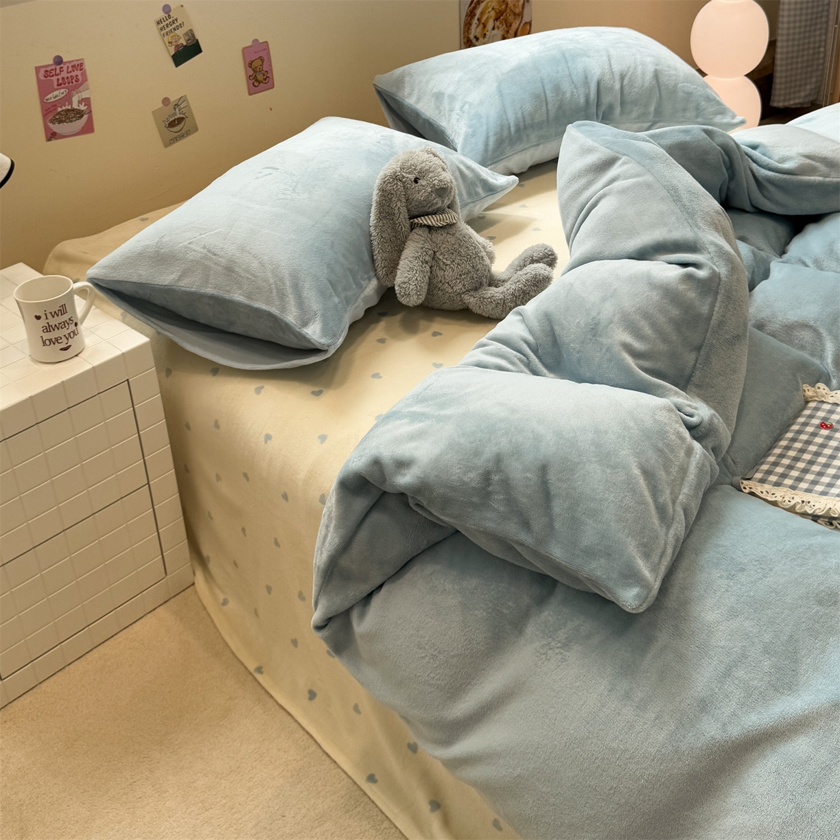 91家纺网 家纺一手货源 找家纺 857家居 2025新款牛奶绒纯色拼格子四件套 奶酪云朵