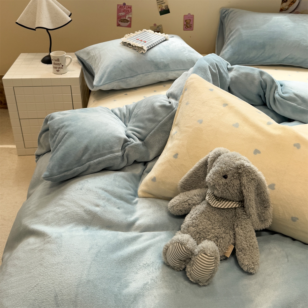 91家纺网 家纺一手货源 找家纺 857家居 2025新款牛奶绒纯色拼格子四件套 奶酪云朵