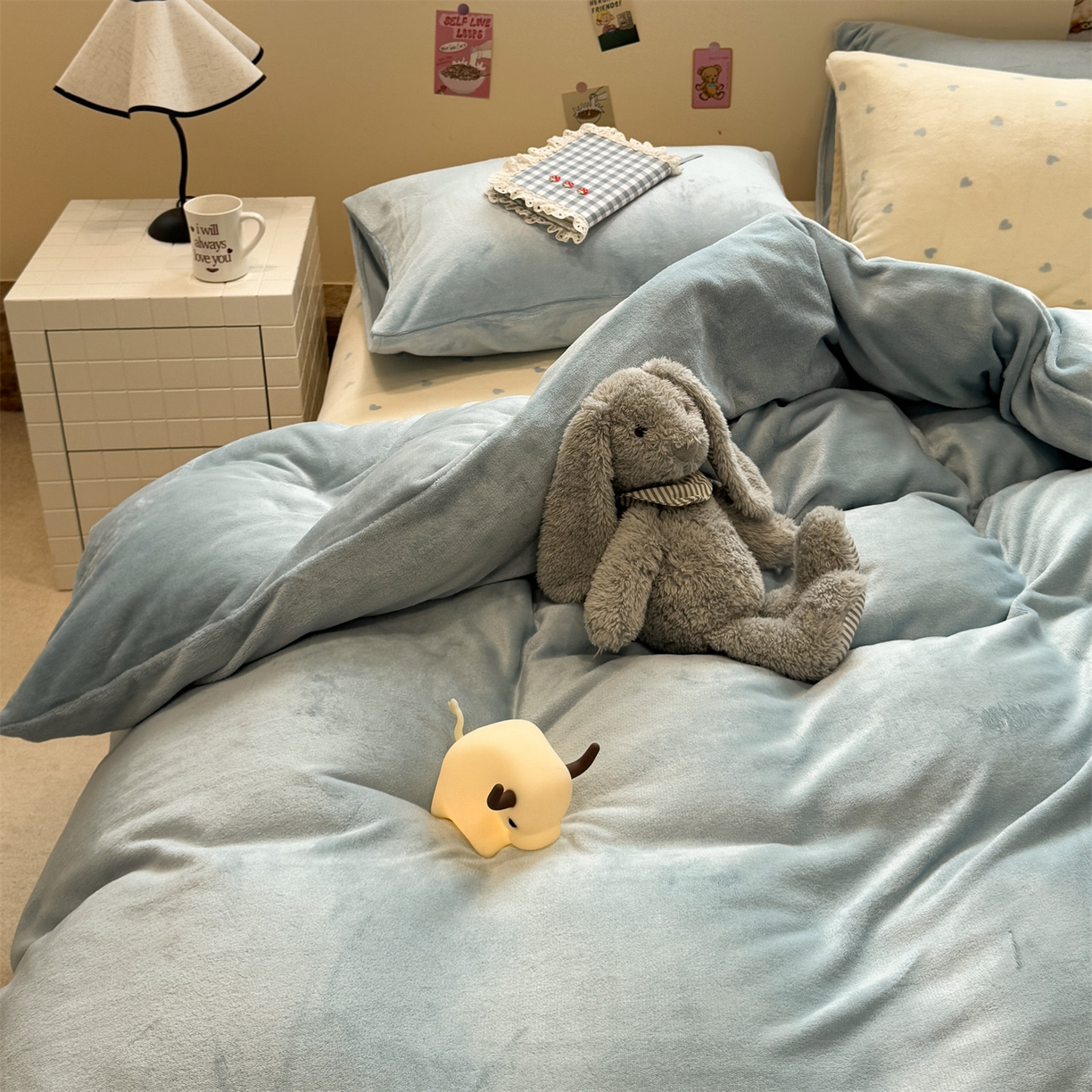 91家纺网 家纺一手货源 找家纺 857家居 2025新款牛奶绒纯色拼格子四件套 奶酪云朵