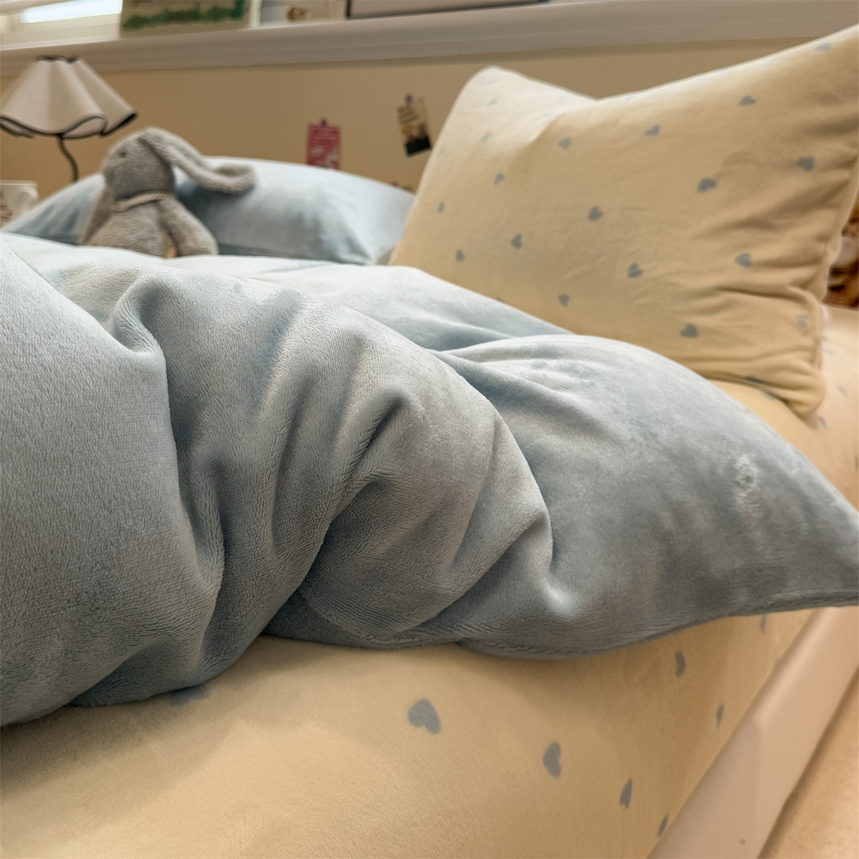 91家纺网 家纺一手货源 找家纺 857家居 2025新款牛奶绒纯色拼格子四件套 奶酪云朵