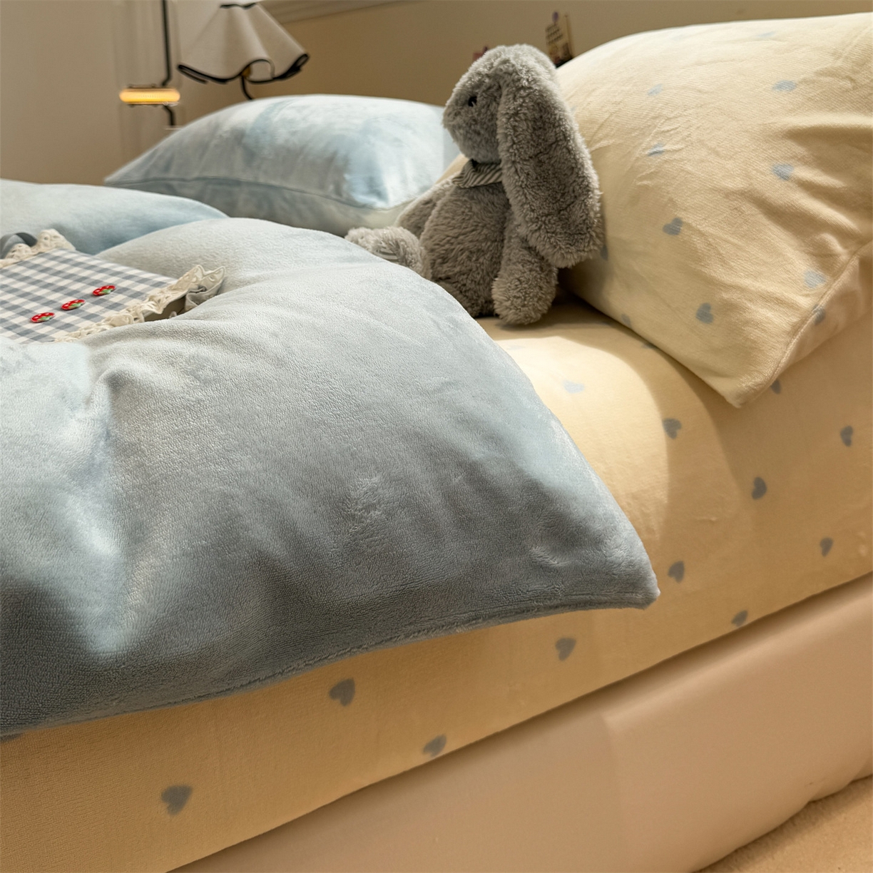 91家纺网 家纺一手货源 找家纺 857家居 2025新款牛奶绒纯色拼格子四件套 奶酪云朵