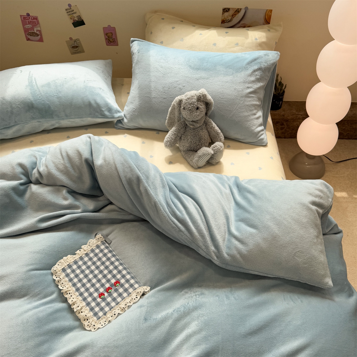 91家纺网 家纺一手货源 找家纺 857家居 2025新款牛奶绒纯色拼格子四件套 奶酪云朵